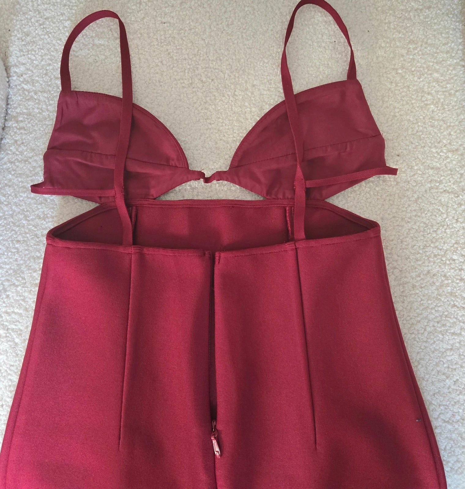 ROBE BORDEAUX DOS-NU MI-LONGUE ET FINES BRETELLES