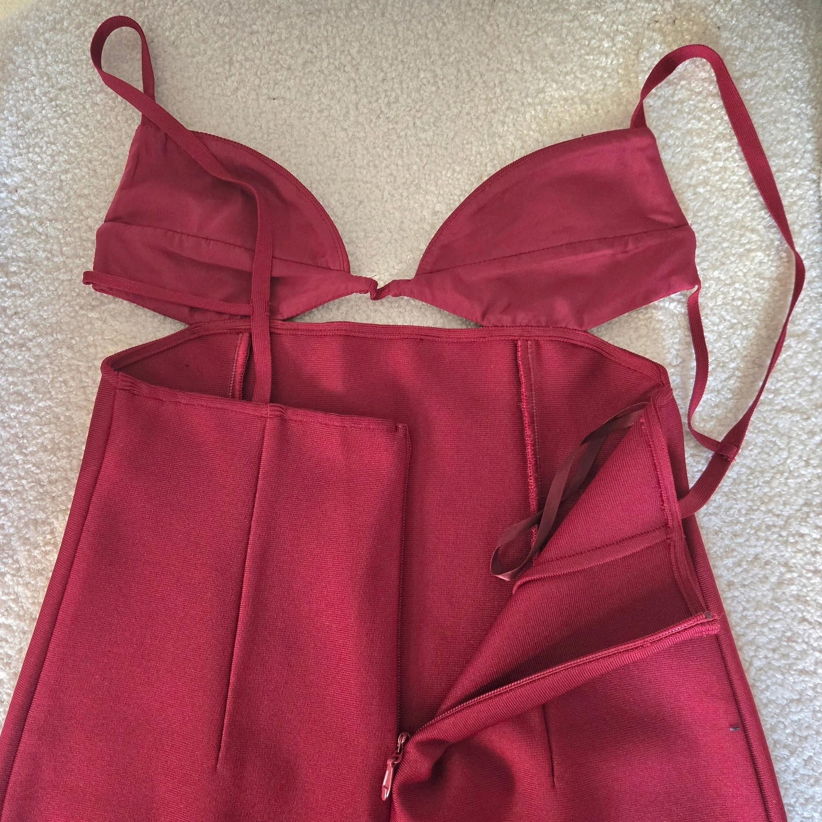ROBE BORDEAUX DOS-NU MI-LONGUE ET FINES BRETELLES