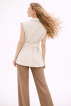 Blazer femme sans manches ceinturé – Nude élégance