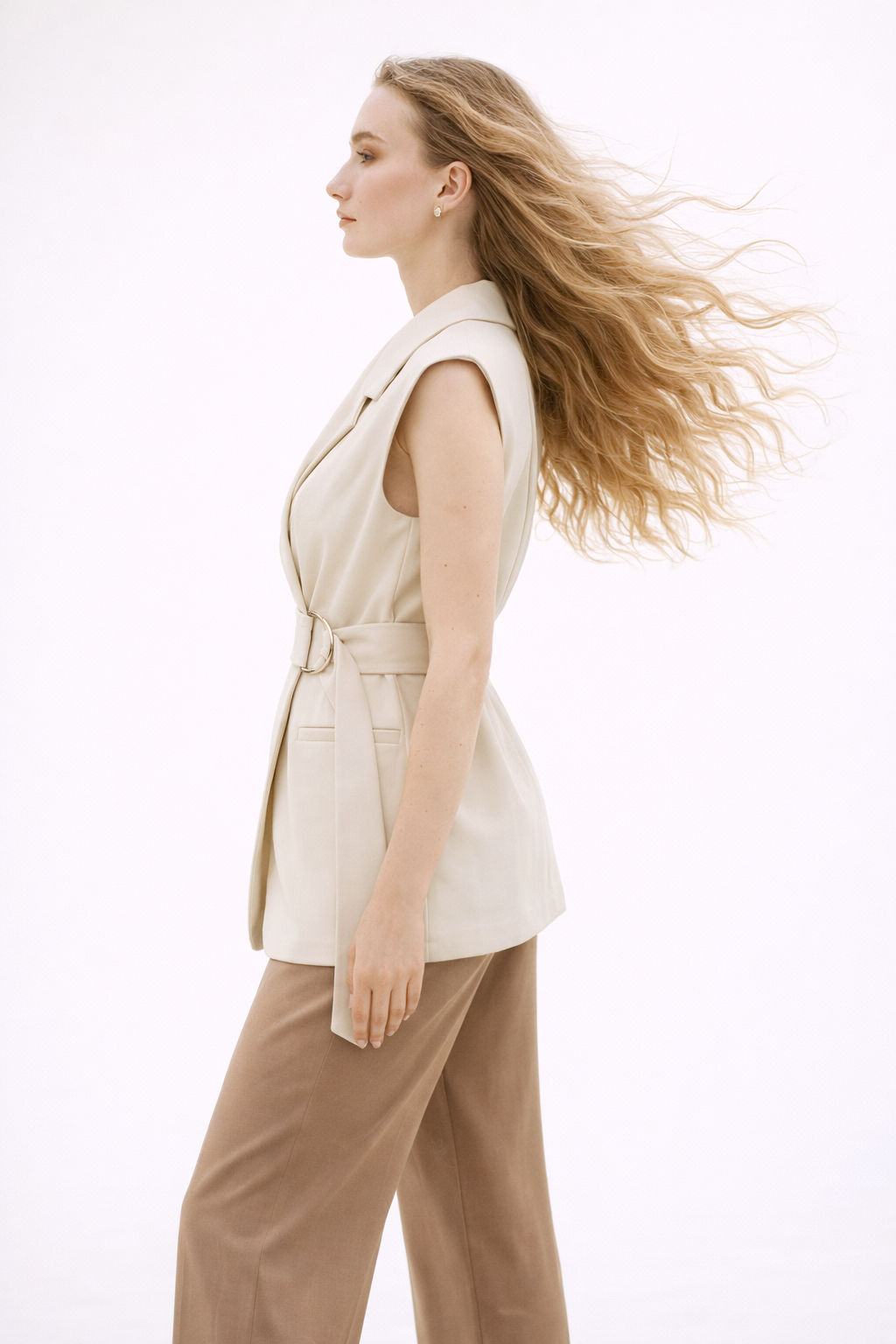 Blazer femme sans manches ceinturé – Nude élégance
