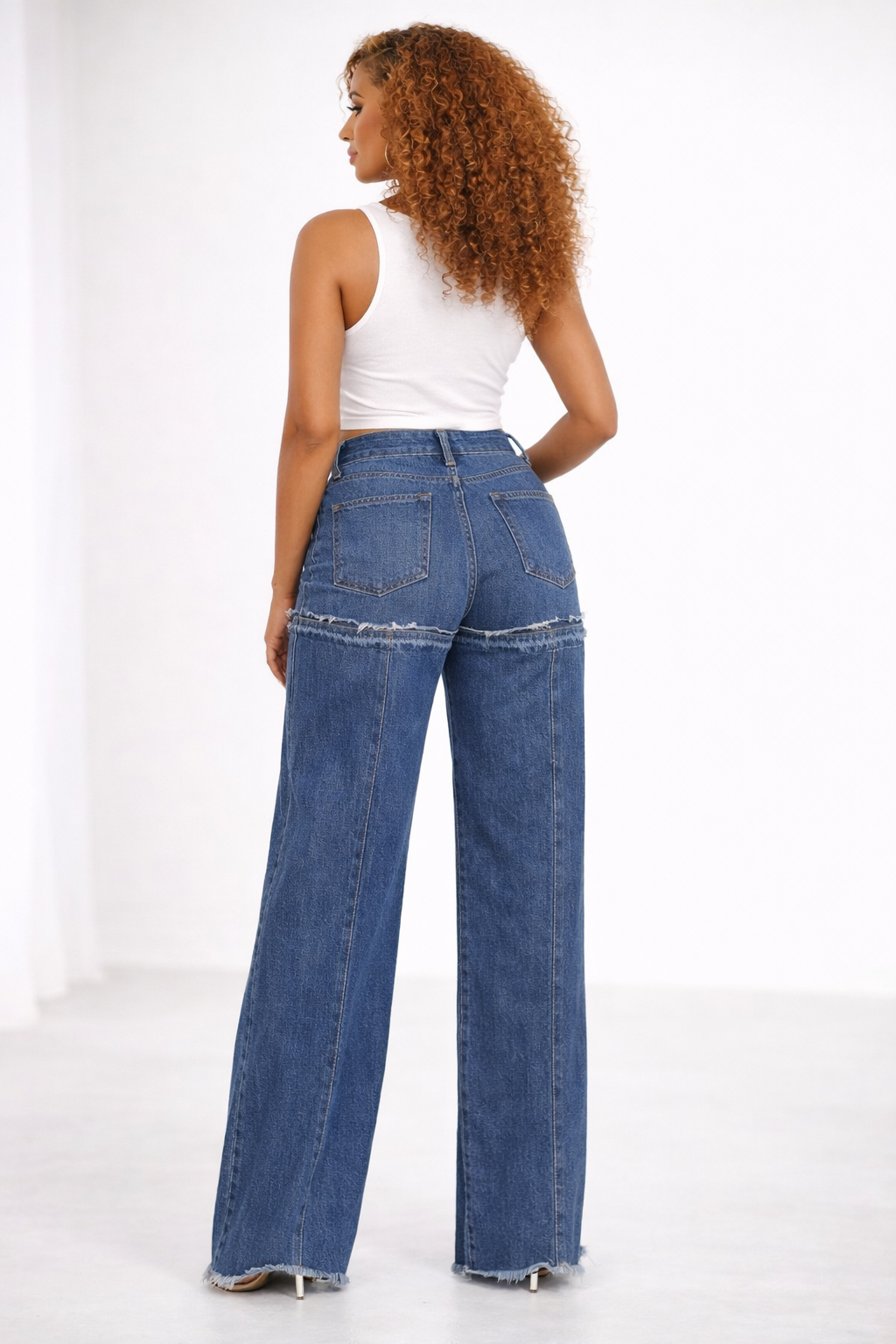 JEANS AMPLE À OURLET EFFILOCHÉ